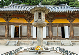 Stone lantern in front of Muryangsujeon